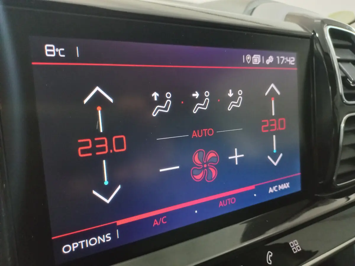 Écran tactile central affichant la climatisation à 23°C dans le tableau de bord du Citroën C5 Aircross blanc.