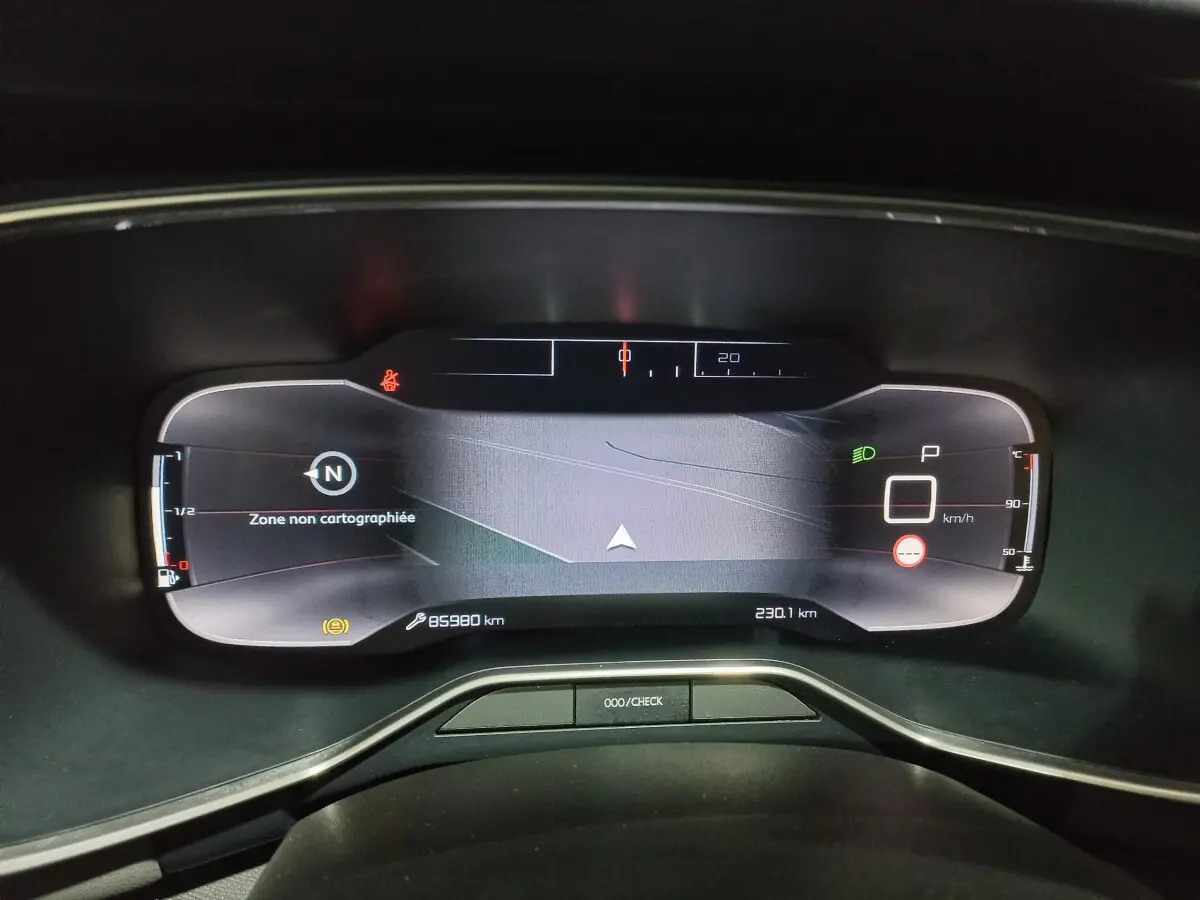 Tableau de bord numérique du Citroën C5 Aircross 2020 affichant la navigation et les indicateurs de vitesse et température.