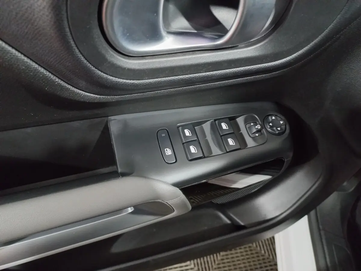 Commande des vitres électriques et réglage des rétroviseurs sur la porte côté gauche d'un Citroën C5 Aircross blanc.