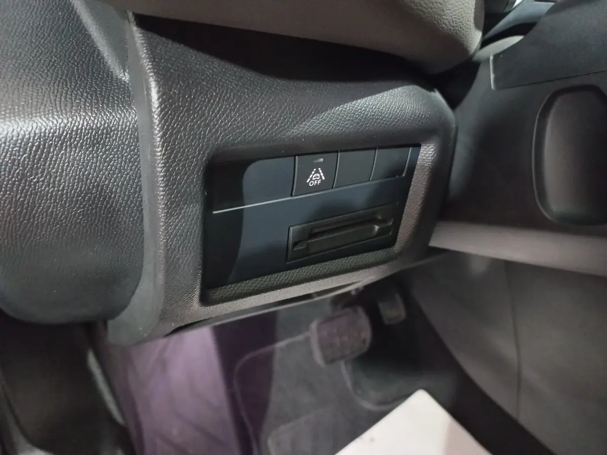 Gros plan sur les commandes de désactivation de l'alerte franchissement de ligne côté conducteur du Citroën C5 Aircross blanc 2020.