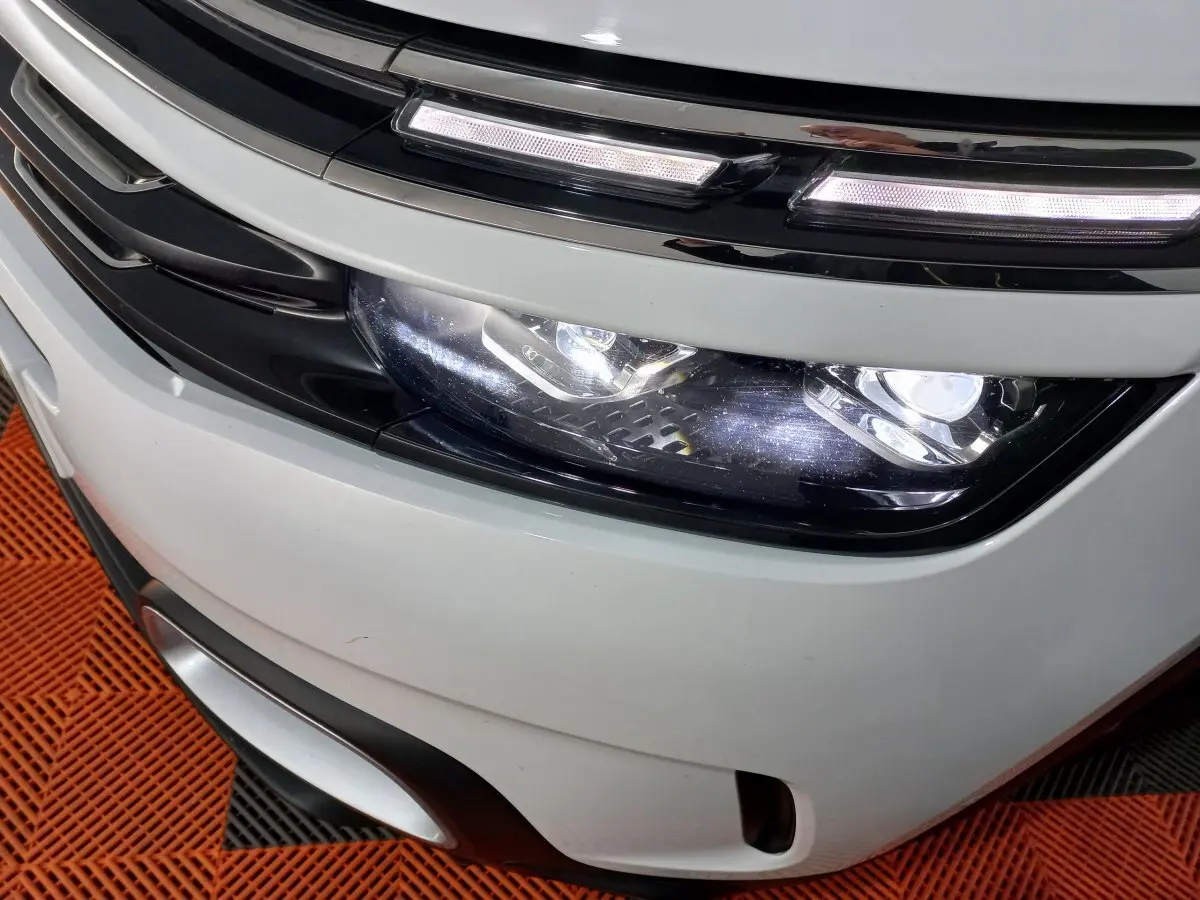 Gros plan sur le phare avant droit blanc du Citroën C5 Aircross 2020 avec éclairage LED et détails noirs contrastants.