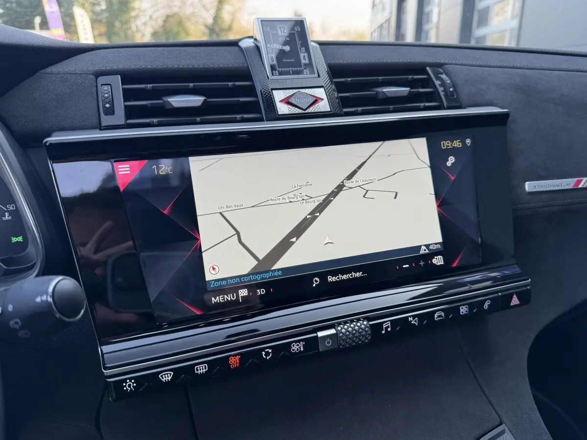 Vue rapprochée de l’écran tactile central avec navigation 3D du tableau de bord du DS7 Crossback blanc 2020.