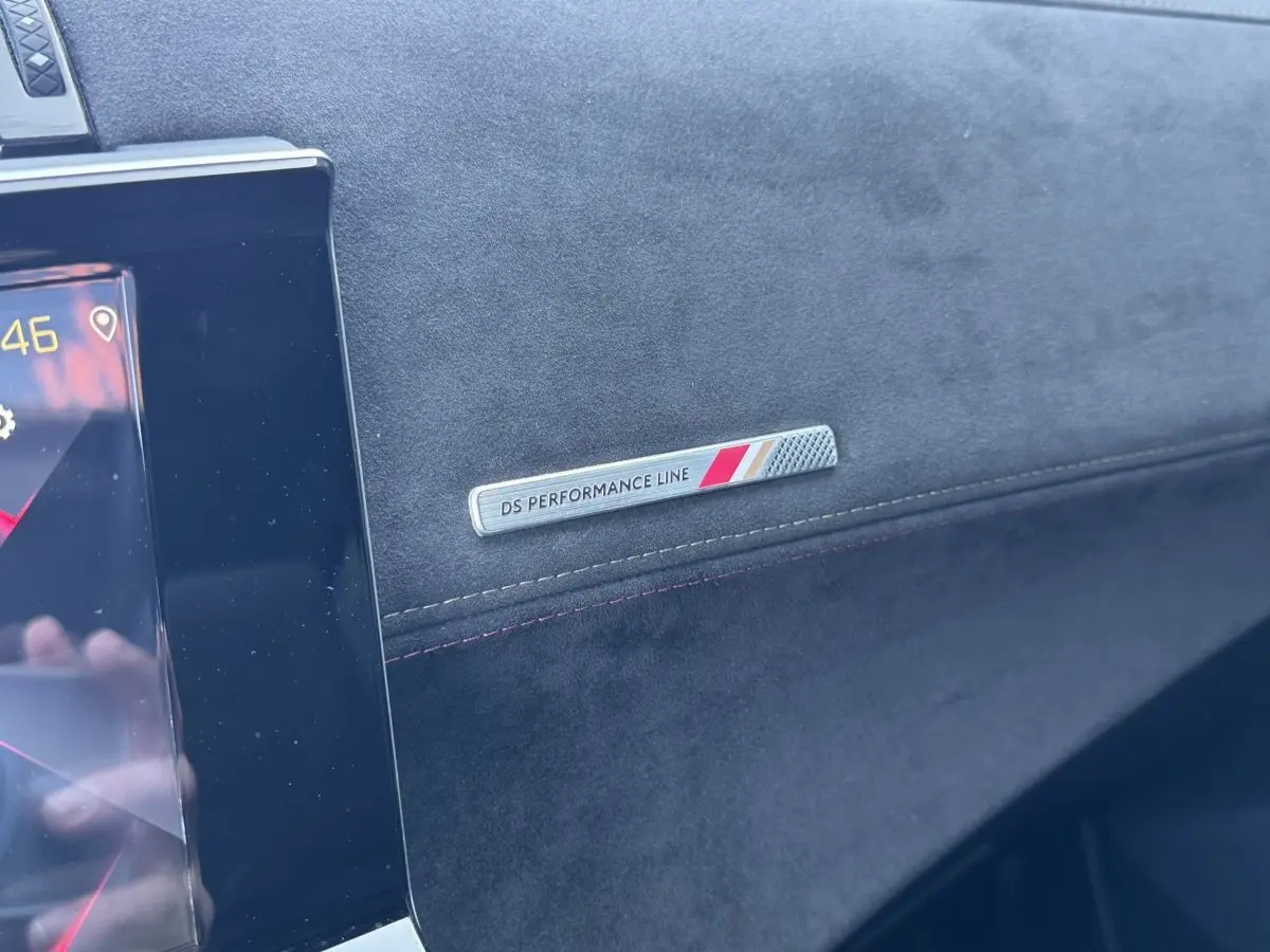 Détail intérieur montrant l’inscription DS Performance Line sur le tableau de bord en alcantara noir.