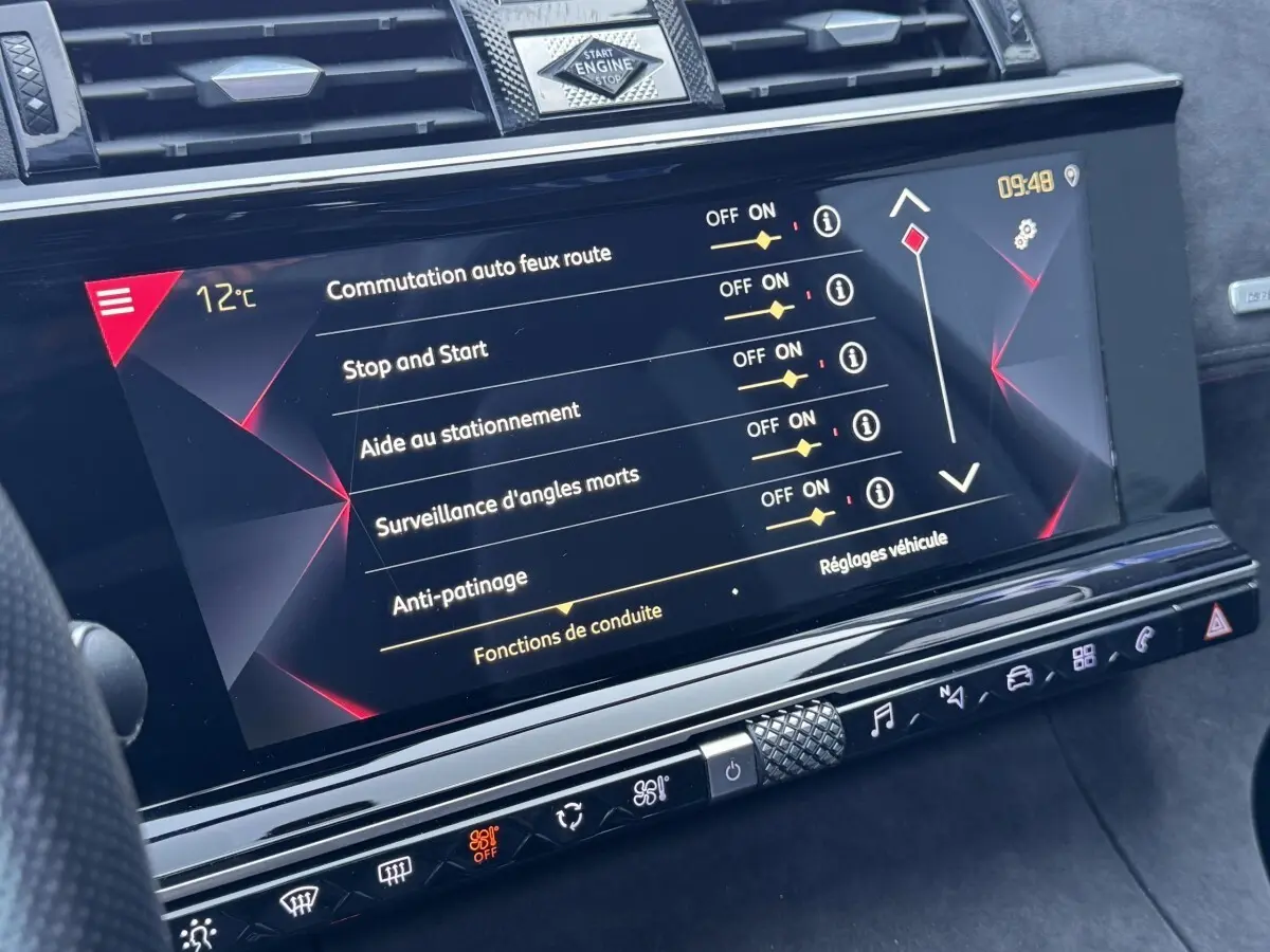 Écran tactile central du DS7 Crossback blanc 2020 affichant les réglages d’aide à la conduite.