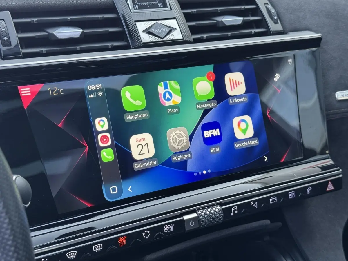Écran tactile central affichant les applications connectées dans l’habitacle du DS7 Crossback blanc, vue rapprochée.