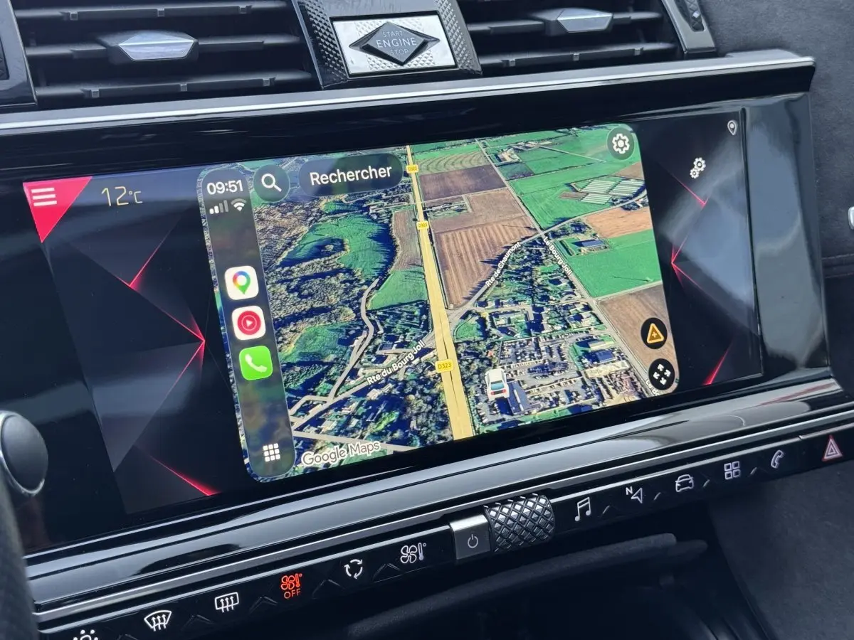 Écran tactile central du DS7 Crossback blanc de 2020 affichant la navigation Google Maps en vue satellite.