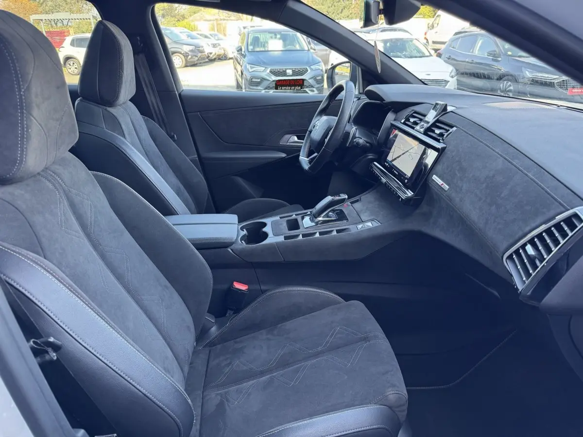Intérieur de la DS7 Crossback vue côté conducteur, sièges en alcantara gris et tableau de bord avec écran tactile.