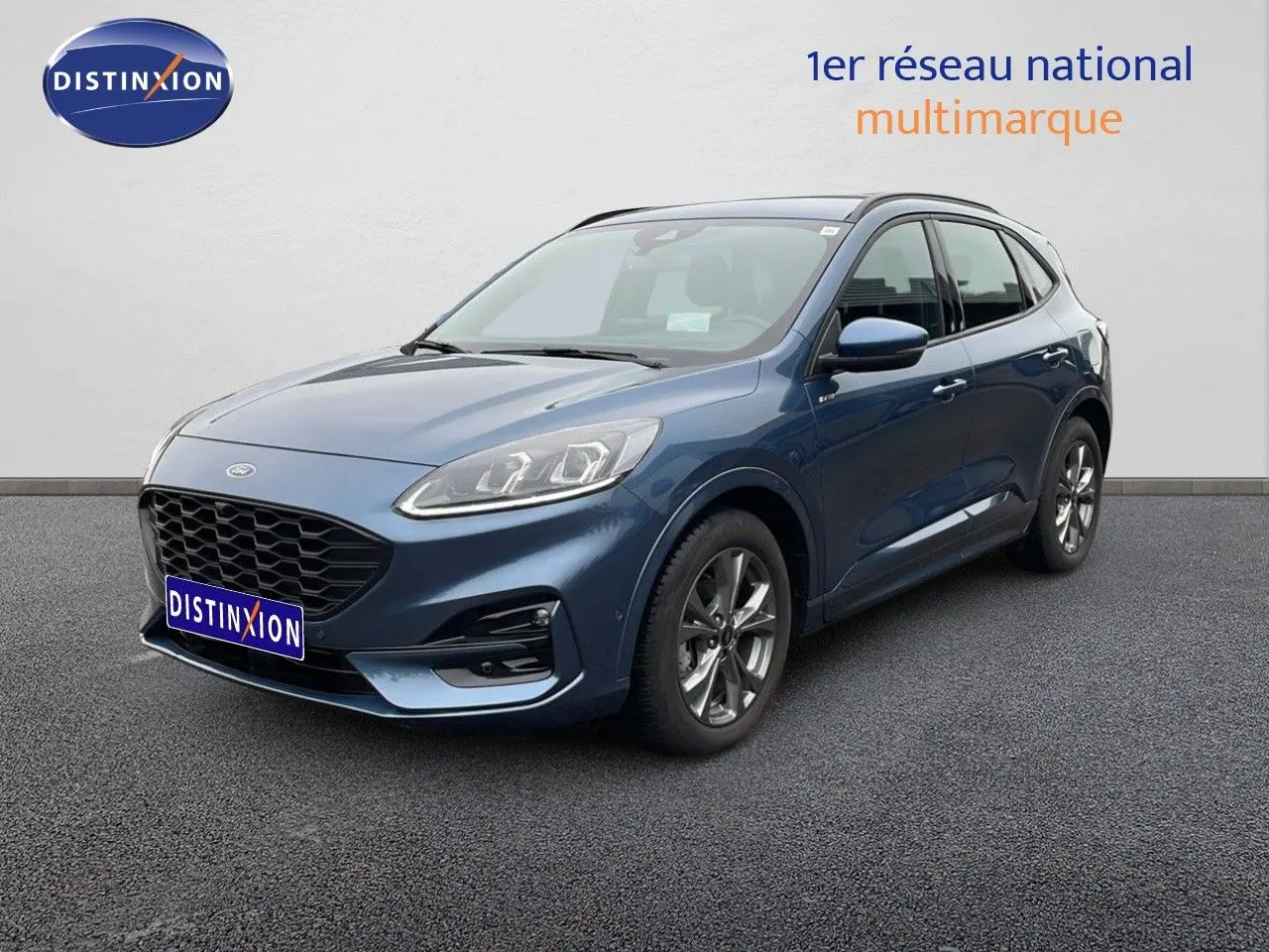 Ford Kuga 2024 bleu chrome métal en 3/4 avant droit, avec calandre noire et jantes alliage foncé.