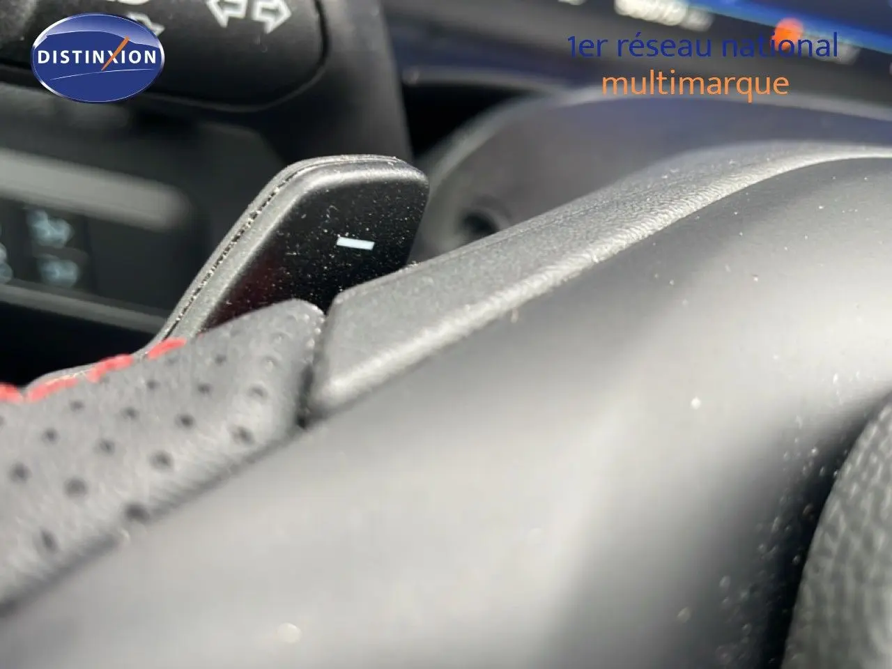 Gros plan sur la palette de changement de vitesse au volant du Ford Kuga 2024, finition ST-LINE, intérieur noir.