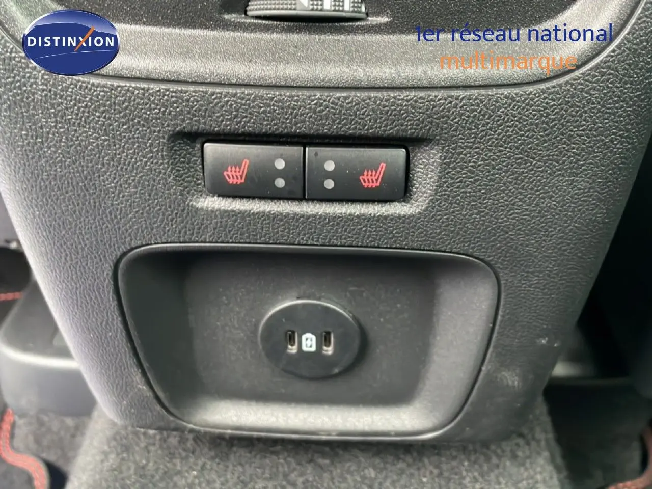 Gros plan sur les commandes de sièges chauffants et prise USB à l'arrière d'un Ford Kuga 2024 finition ST-Line.