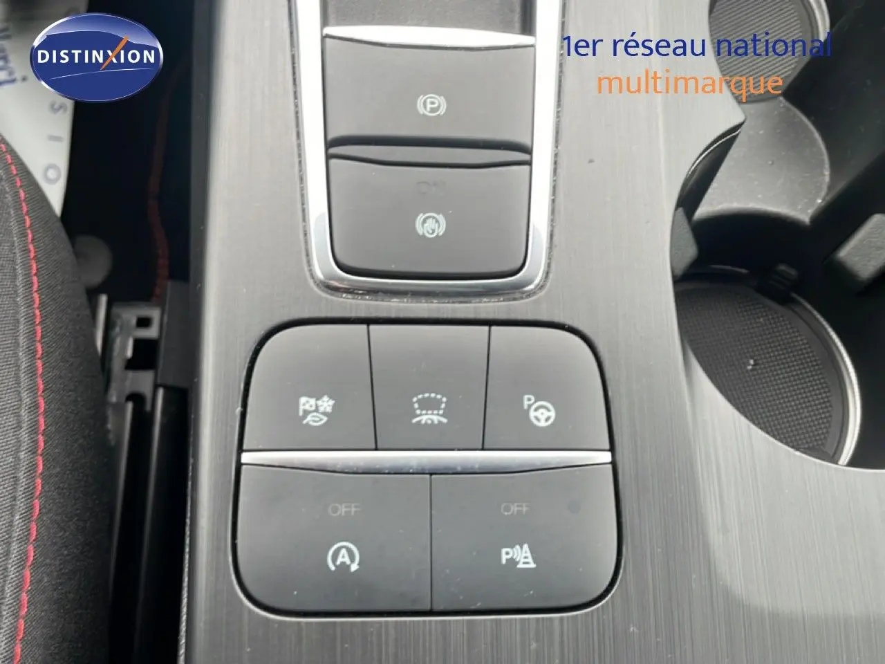 Vue rapprochée de la console centrale du Ford Kuga 2024, boutons de contrôle d’aides à la conduite sur finition ST-Line.