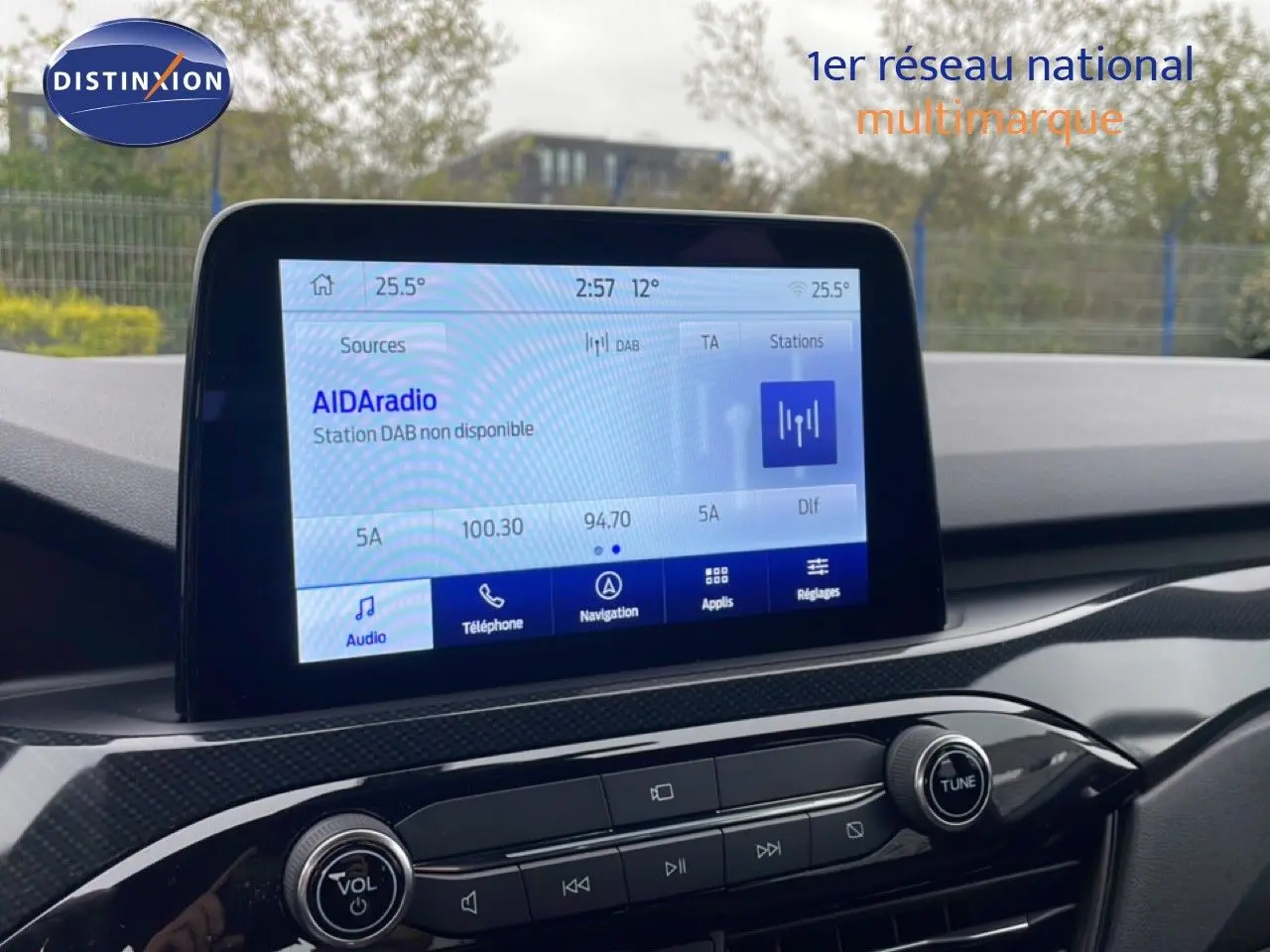 Vue intérieure du tableau de bord du Ford Kuga 2024, écran tactile central avec interface multimédia visible.