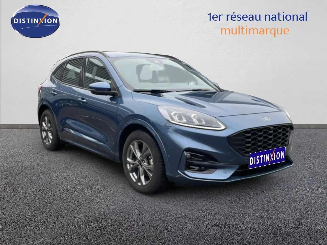 Ford Kuga 2024 bleu chrome métal en 3/4 avant droit, avec calandre noire et jantes alliage gris.
