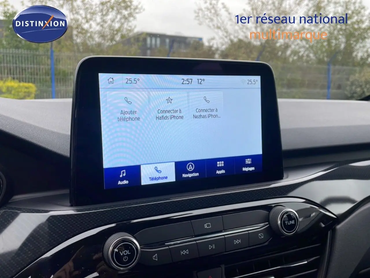 Écran tactile central du tableau de bord du Ford Kuga 2024, avec commandes audio et connectivité téléphone visibles.