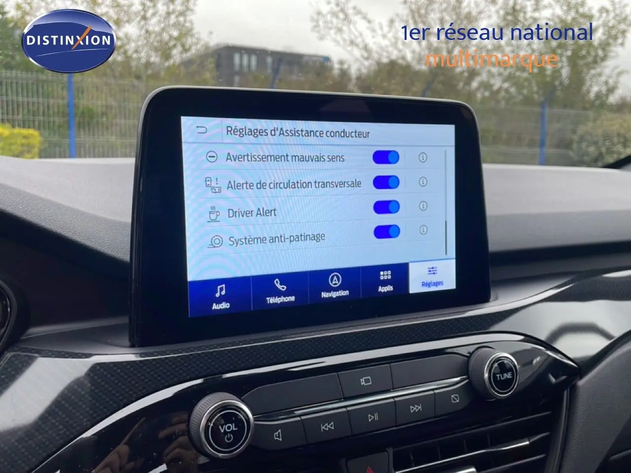 Écran tactile central affichant les réglages d'assistance conducteur dans l'habitacle du Ford Kuga 2024.