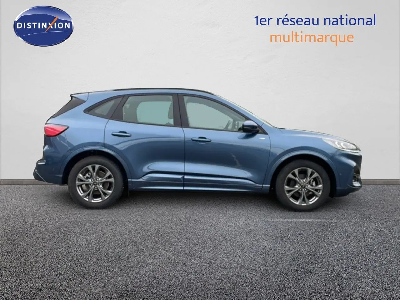 Profil latéral gauche d'un Ford Kuga 2024 bleu chrome métallisé avec jantes alliage et lignes dynamiques ST-Line.