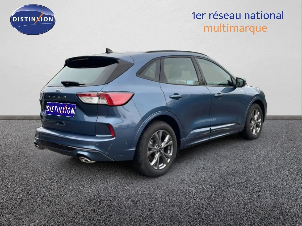 Vue 3/4 arrière droite d'un Ford Kuga 2.0D EcoBlue 120ch bleu chrome métal avec jantes alliage et double sortie d'échappement.