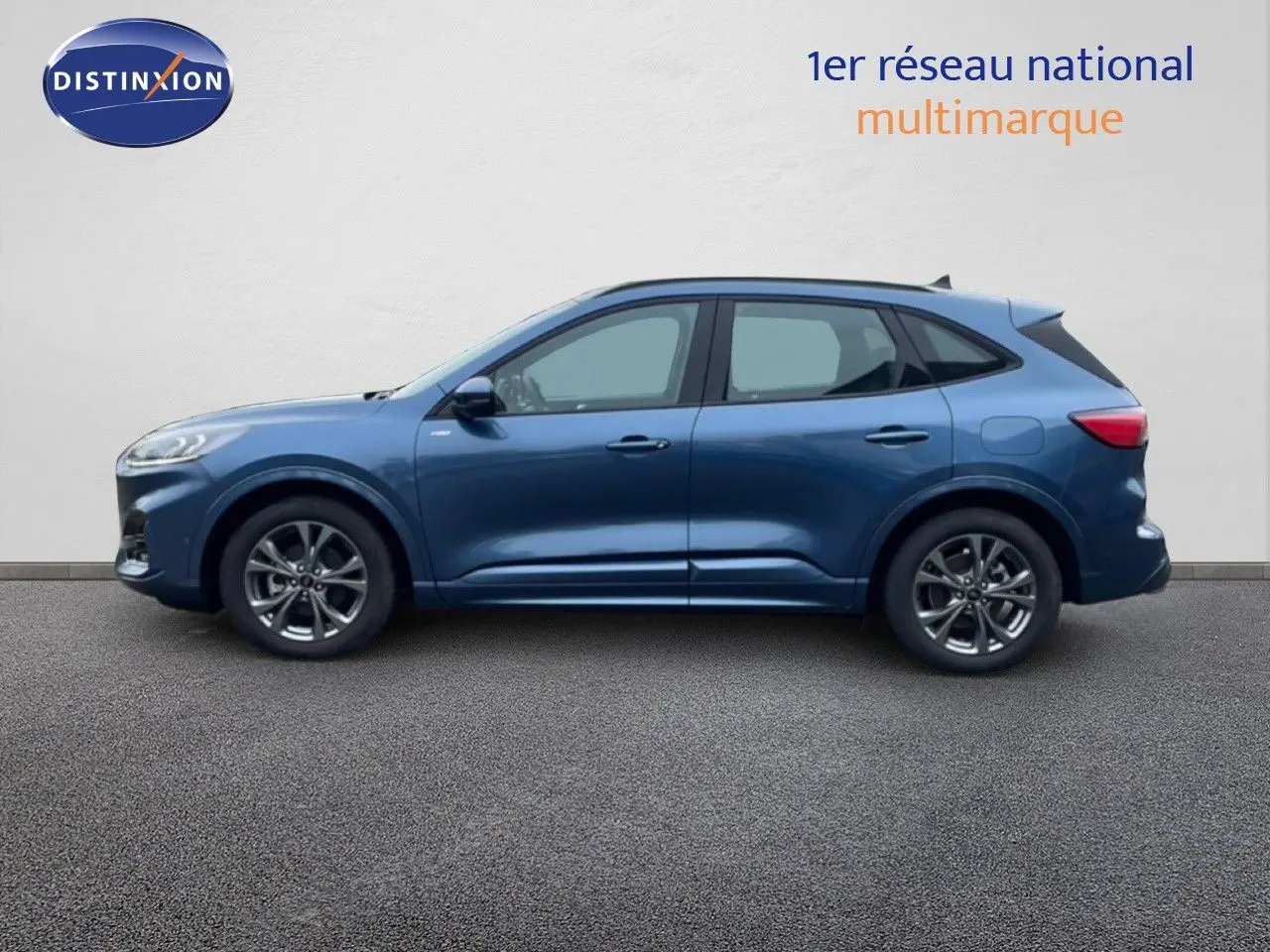 Vue de profil droit d'un Ford Kuga 2024 bleu chrome métallisé avec jantes alliage et finition ST-Line.