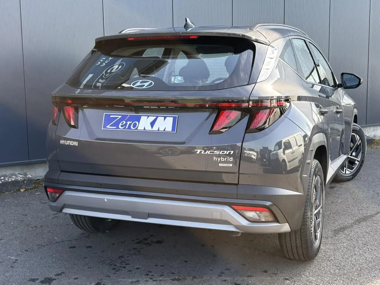 Vue 3/4 arrière droite du Hyundai Tucson 2025 gris Ecotronic avec feux LED et jantes alliage 17 pouces.