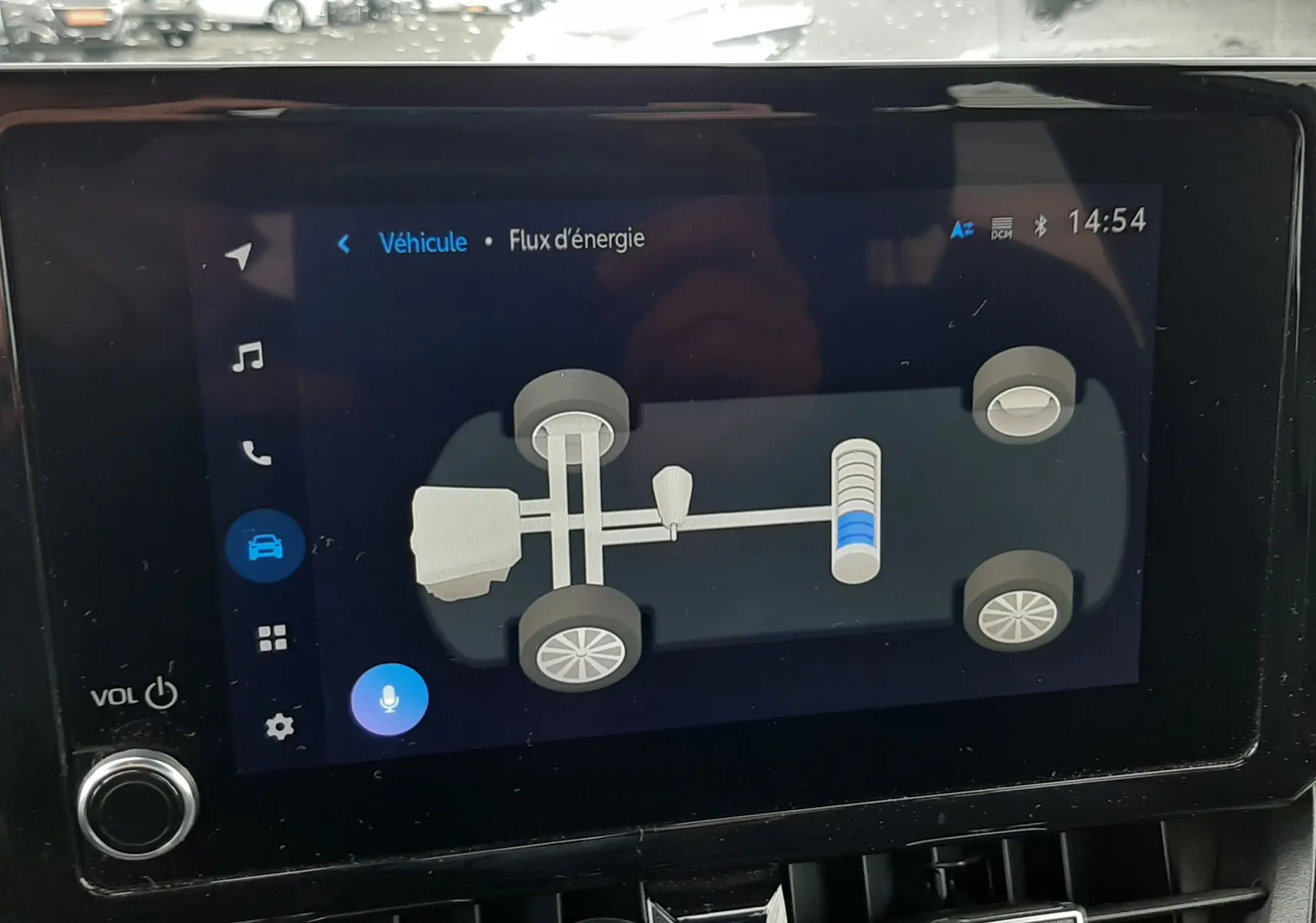 Écran tactile intérieur montrant le flux d'énergie hybride de la Toyota Corolla 122 CH Dynamic de 2022.