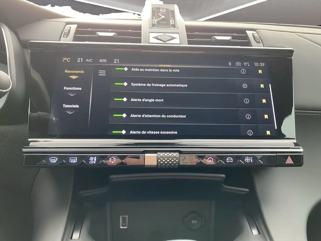 Écran tactile central du DS7 2024 avec montre BRM au-dessus, affichant les aides à la conduite dans un intérieur cuir noir.