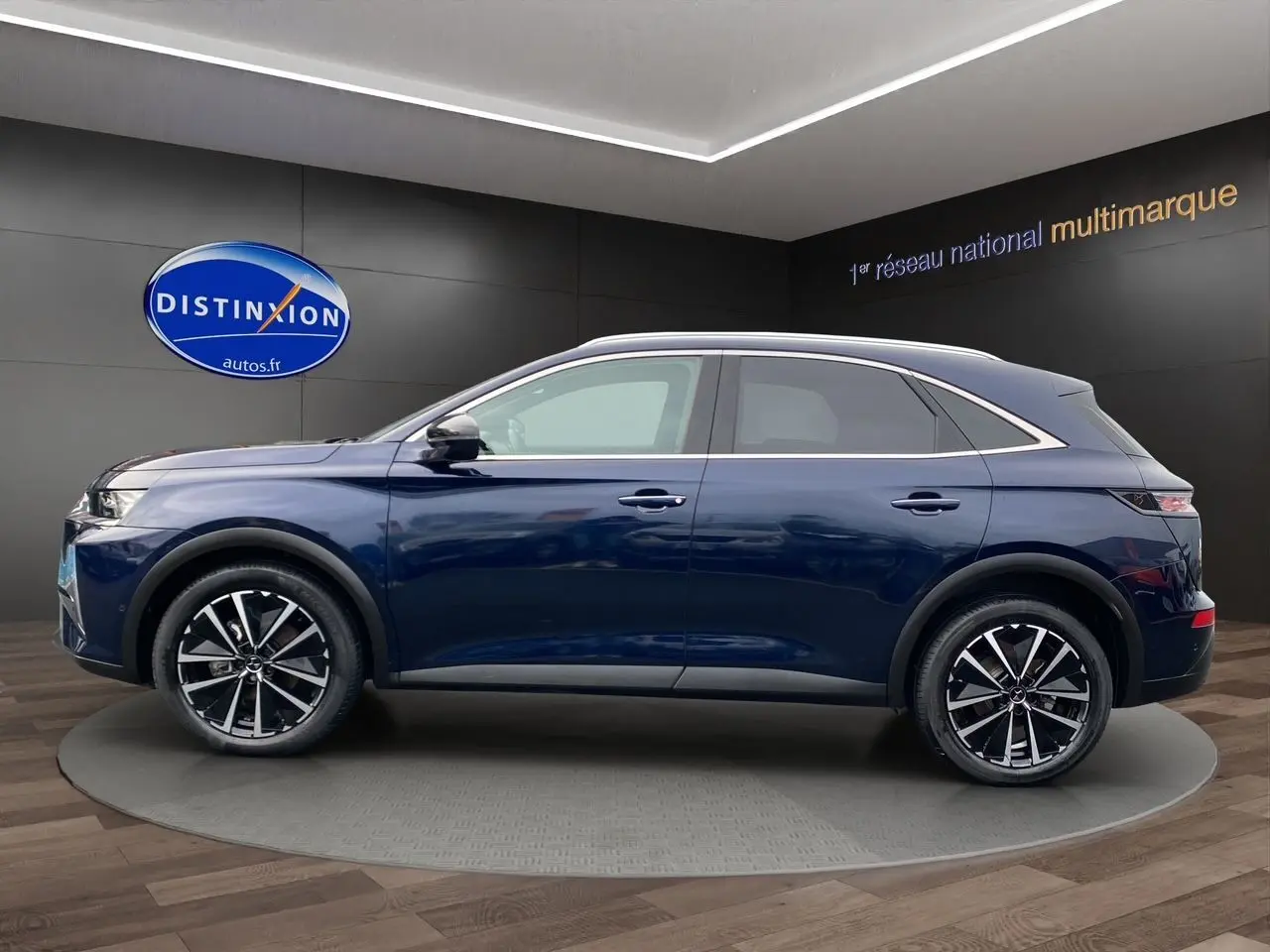 Vue de profil côté gauche du SUV DS7 2024 bleu eclipse avec jantes alliage bicolores et lignes élégantes.