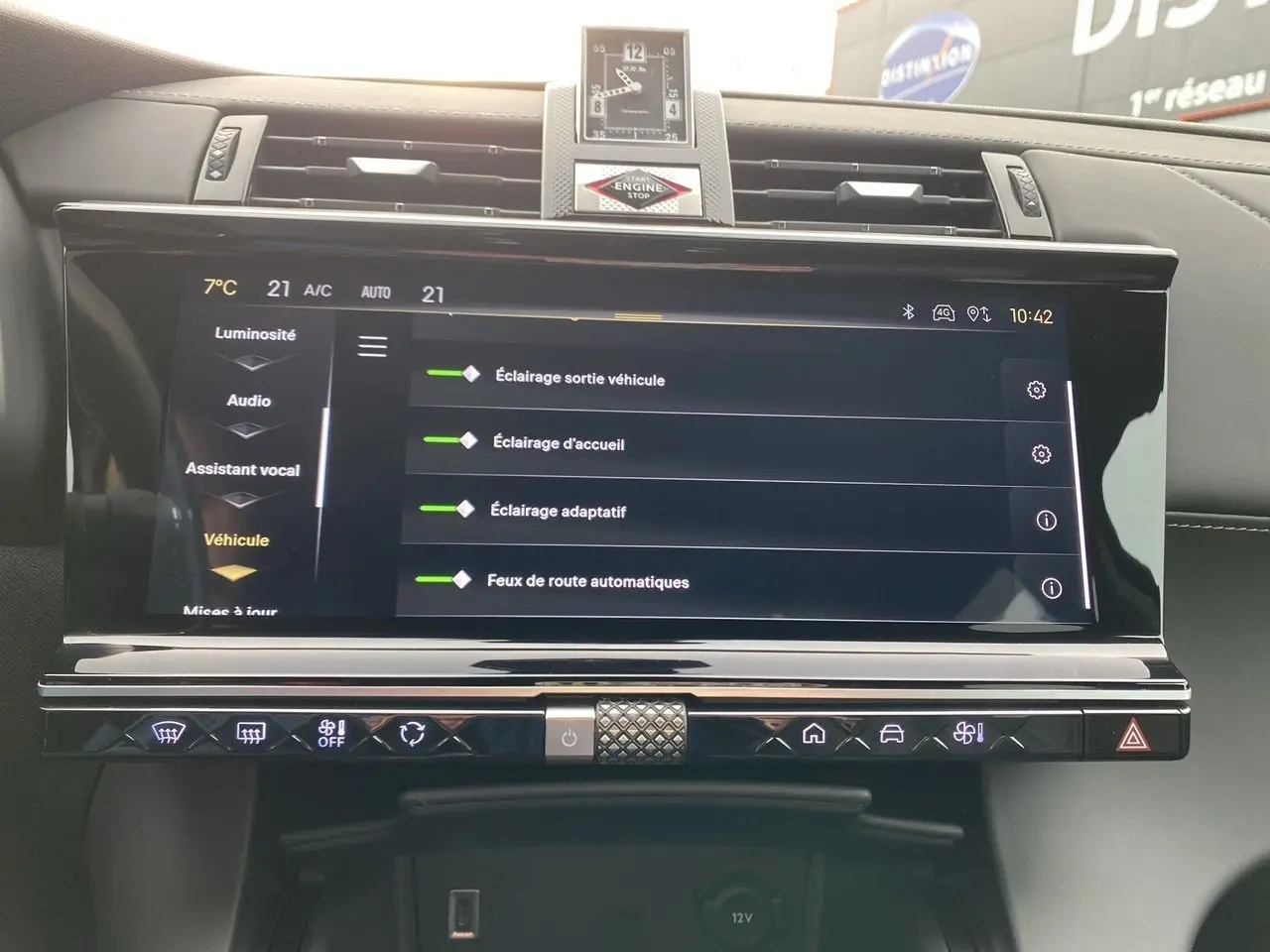 Vue rapprochée de l’écran tactile central et de la montre BRM sur le tableau de bord du DS7 Bleu Eclipse 2024.
