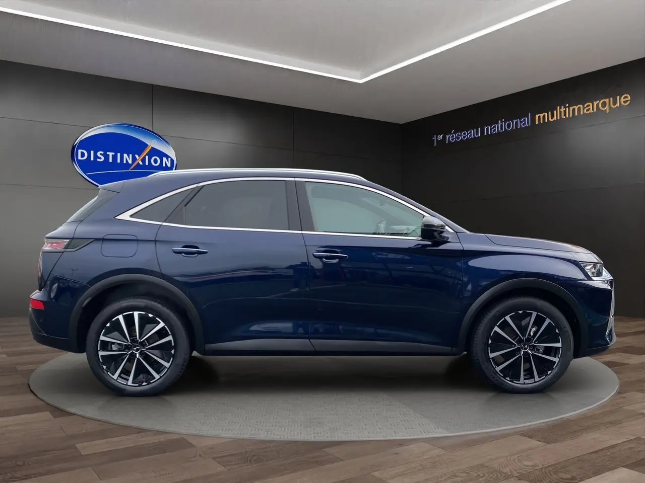 Vue latérale droite du DS7 2024 bleu Eclipse avec jantes alliage noires et toit panoramique.