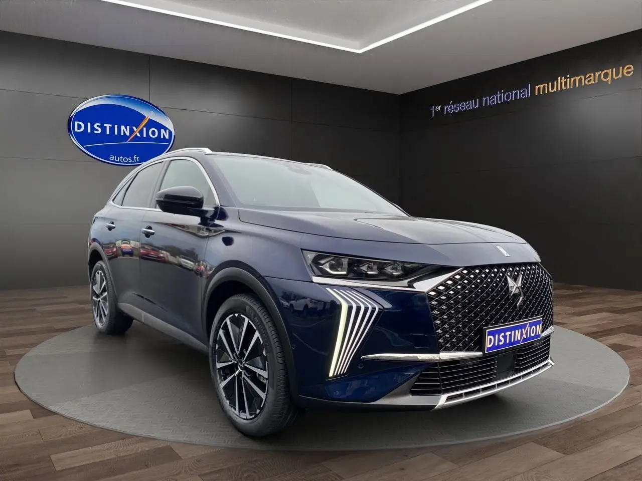 DS7 BlueHDi 130 2024 bleu Eclipse, vue 3/4 avant droit, avec calandre diamantée et feux LED verticaux distinctifs.