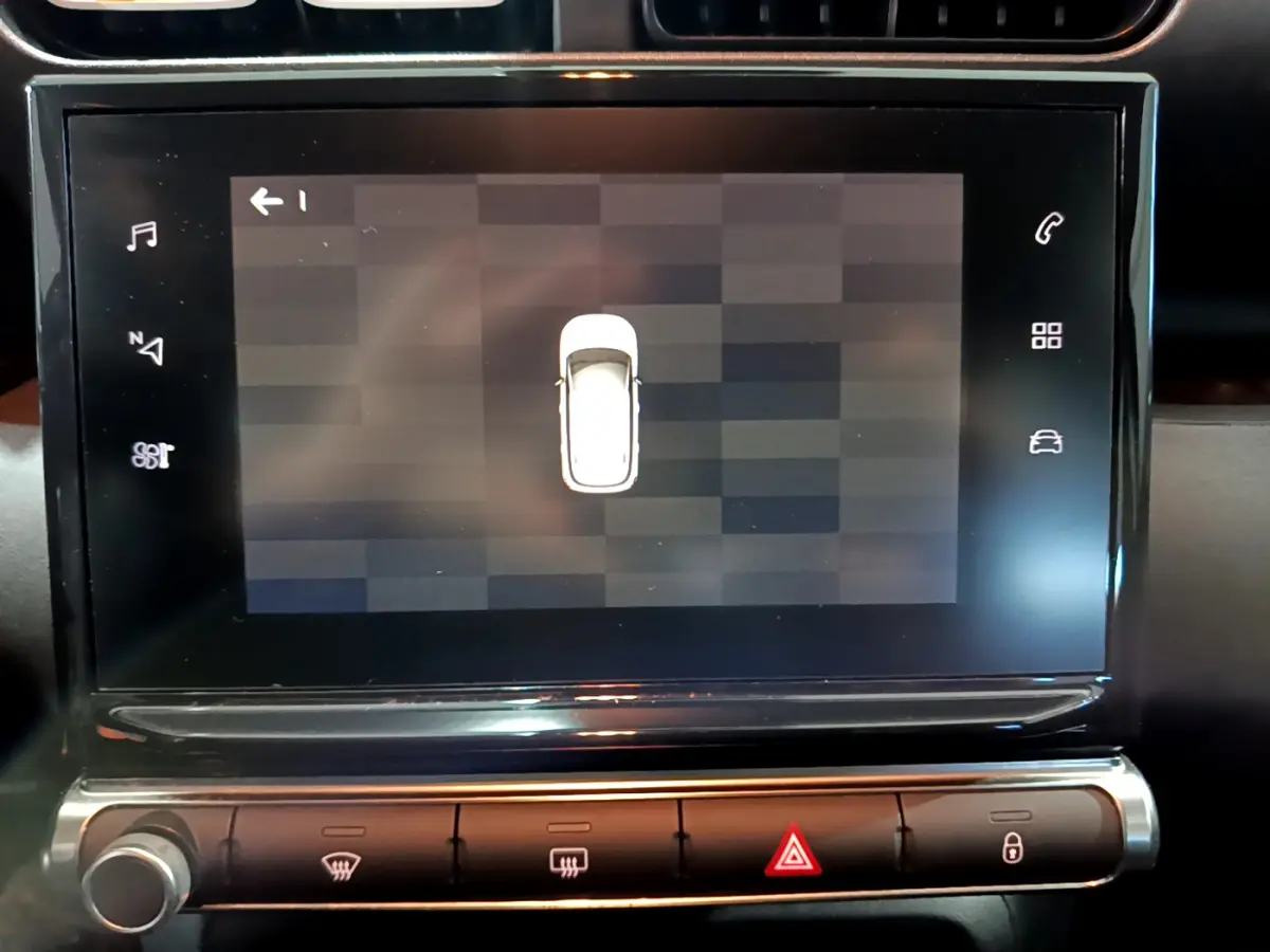 Écran tactile central affichant la vue aérienne du véhicule blanc Citroën C3 Aircross PureTech 110 intérieur.