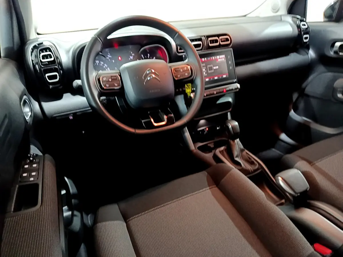 Intérieur noir du Citroën C3 Aircross 2019 vu côté conducteur, avec volant multifonctions et écran tactile central.