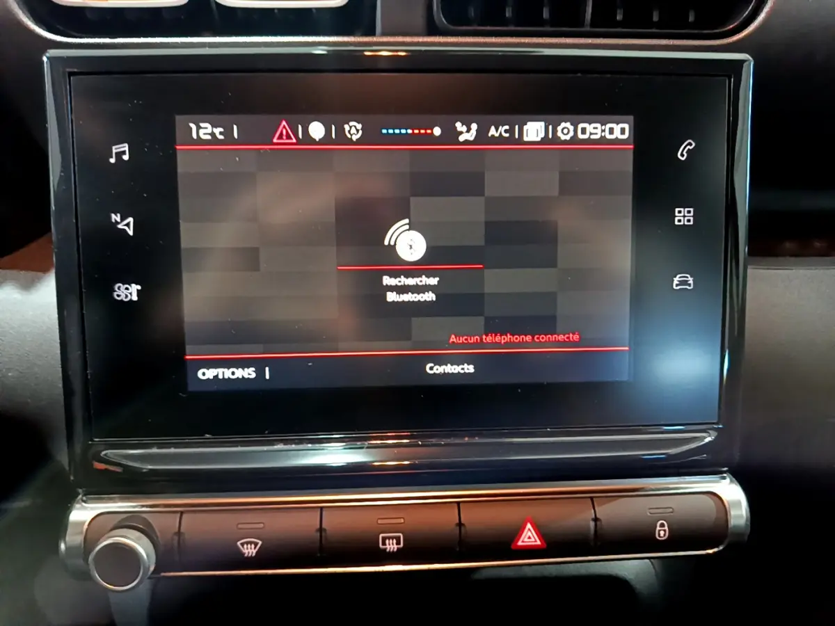 Écran tactile central affichant la recherche Bluetooth dans le tableau de bord d'une Citroën C3 Aircross 2019.