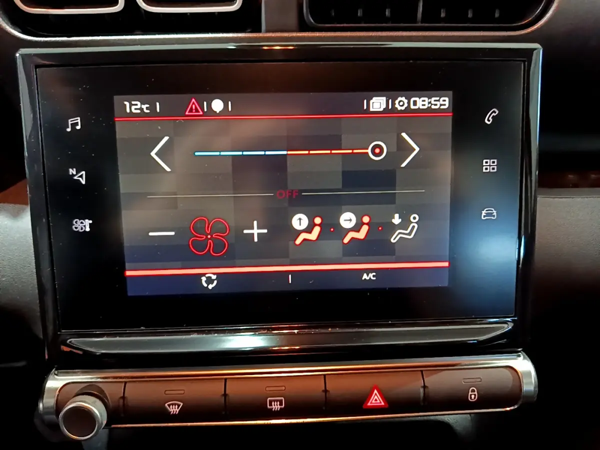 Écran tactile central affichant les commandes de climatisation du Citroën C3 Aircross blanc, vue de face rapprochée.