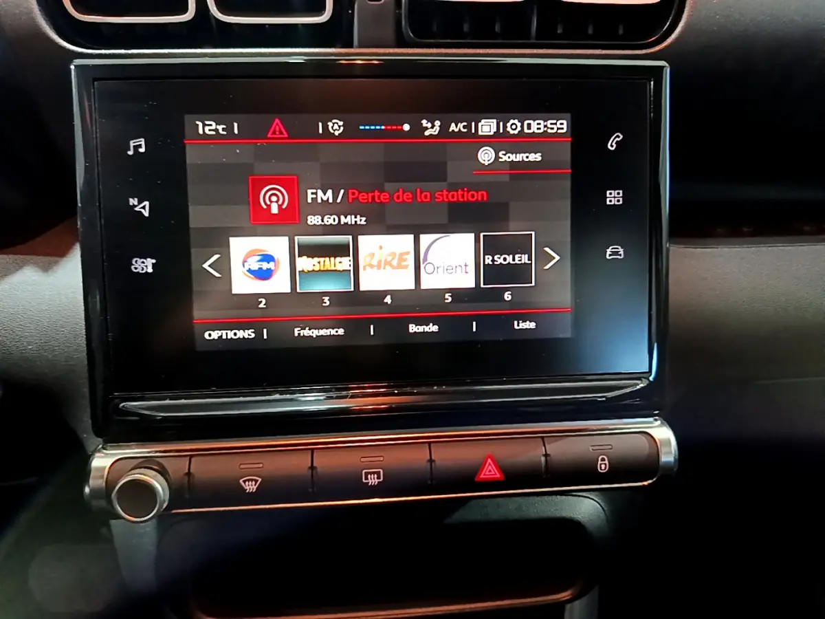 Écran tactile central affichant la radio FM dans l'habitacle d'une Citroën C3 Aircross 2019.