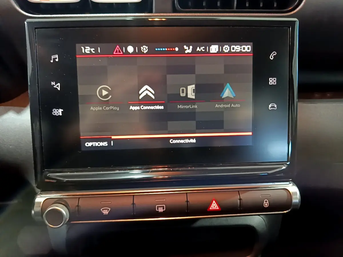 Écran tactile central affichant les options Apple CarPlay et Android Auto dans le tableau de bord du Citroën C3 Aircross blanc.