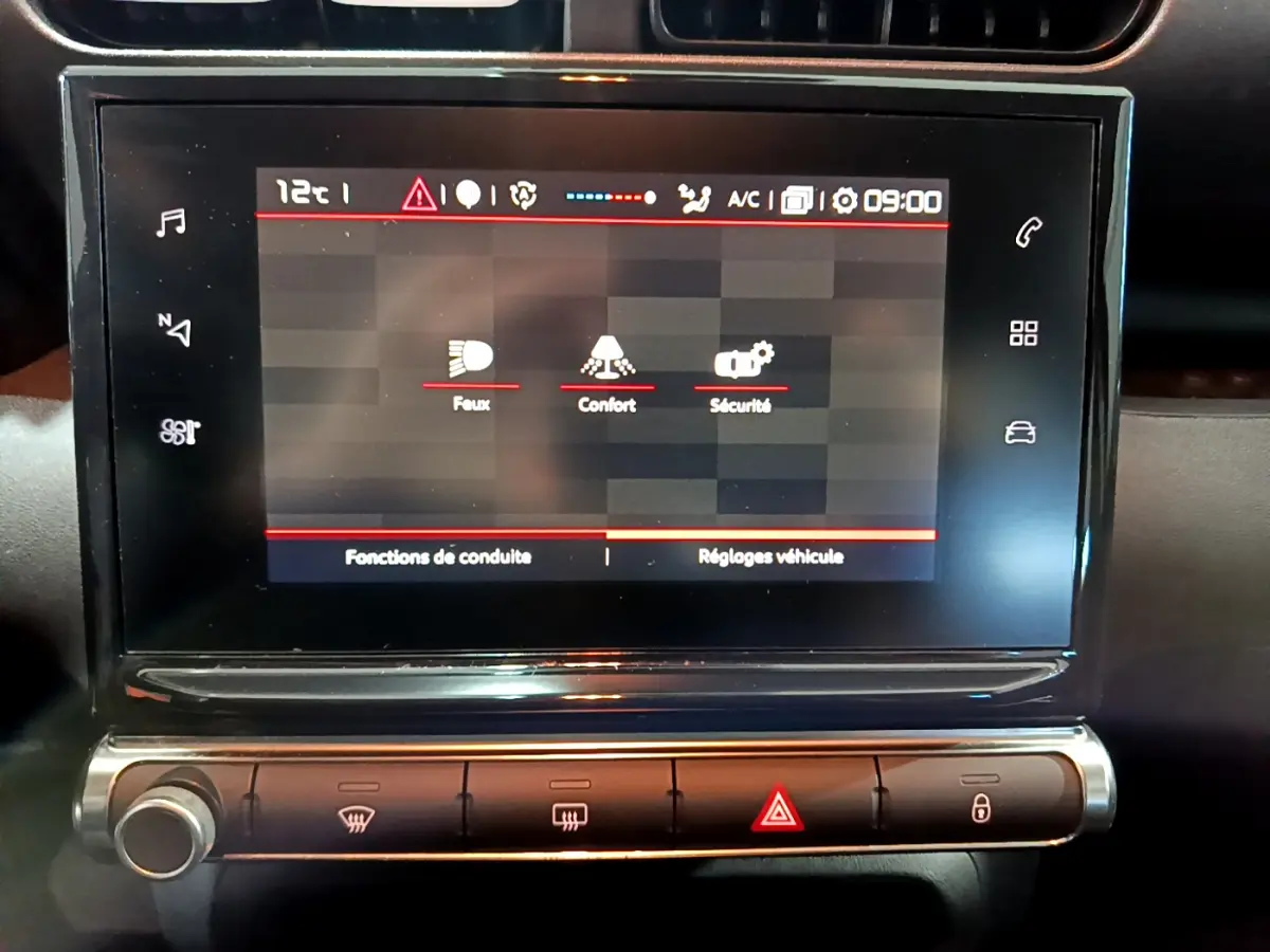 Écran tactile central affichant les réglages de conduite et sécurité dans le tableau de bord d'une Citroën C3 Aircross.