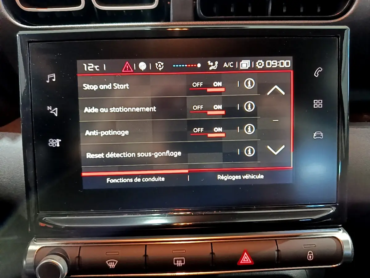 Écran tactile central de la Citroën C3 Aircross blanc, affichant les réglages d'aide à la conduite.