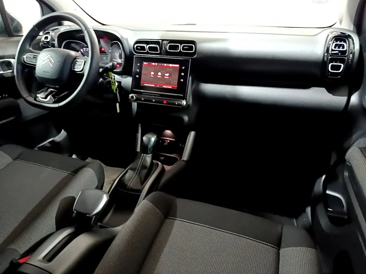 Intérieur noir du Citroën C3 Aircross 2019 vu de face, avec écran tactile central et volant multifonctions.