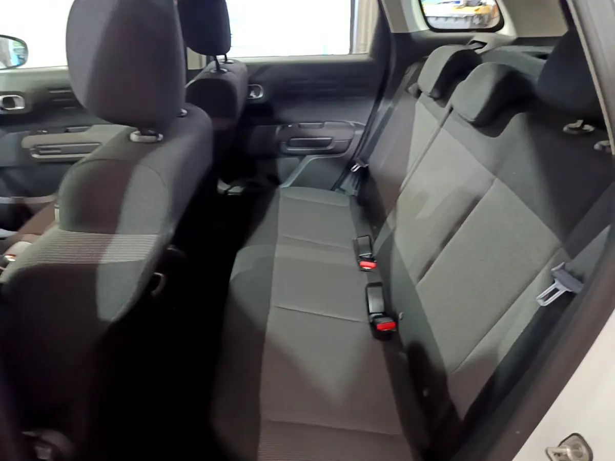 Vue intérieure côté droit montrant la banquette arrière noire du Citroën C3 Aircross blanc de 2019.