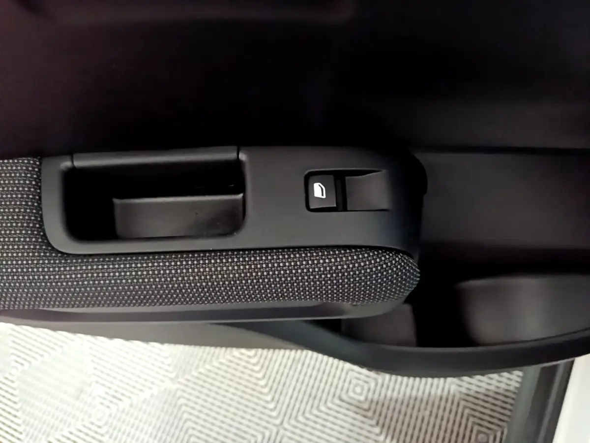 Détail de la commande de lève-vitre sur la porte intérieure côté conducteur d'une Citroën C3 Aircross blanche 2019.