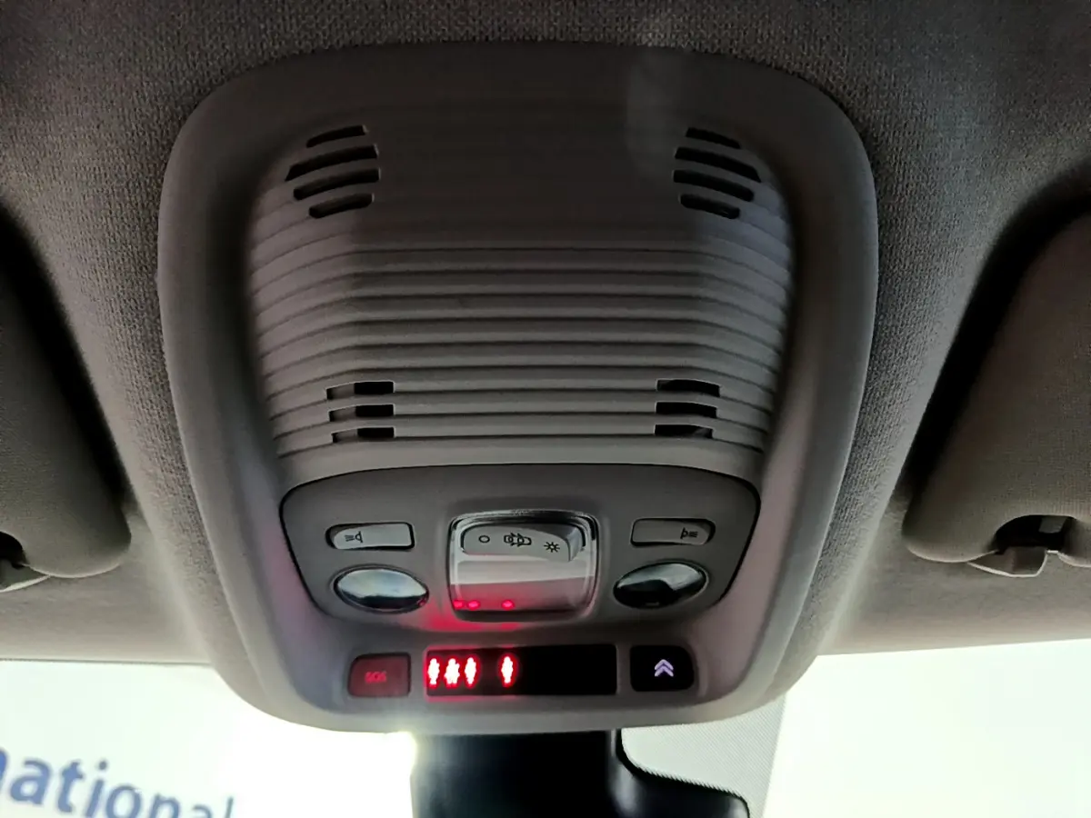 Vue en gros plan du plafonnier gris avec commandes d'éclairage et bouton SOS du Citroën C3 Aircross blanc 2019