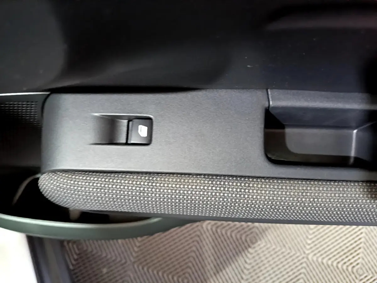 Détail de la commande de lève-vitre sur la porte intérieure côté conducteur du Citroën C3 Aircross blanc 2019.
