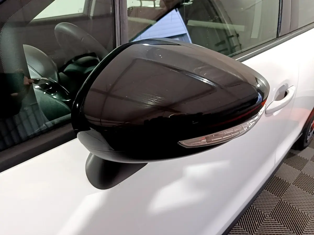 Rétroviseur noir côté gauche sur porte blanche d'une Citroën C3 Aircross PureTech 110 de 2019.