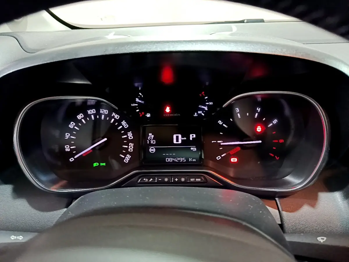 Tableau de bord du Citroën C3 Aircross blanc 2019, affichage numérique et compteurs analogiques vus de face.