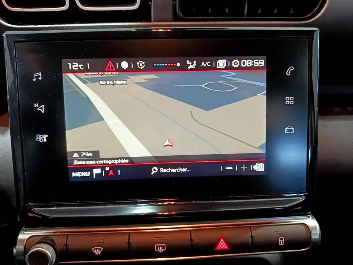 Écran tactile de navigation 7 pouces dans le tableau de bord du Citroën C3 Aircross blanc, vue intérieure frontale.