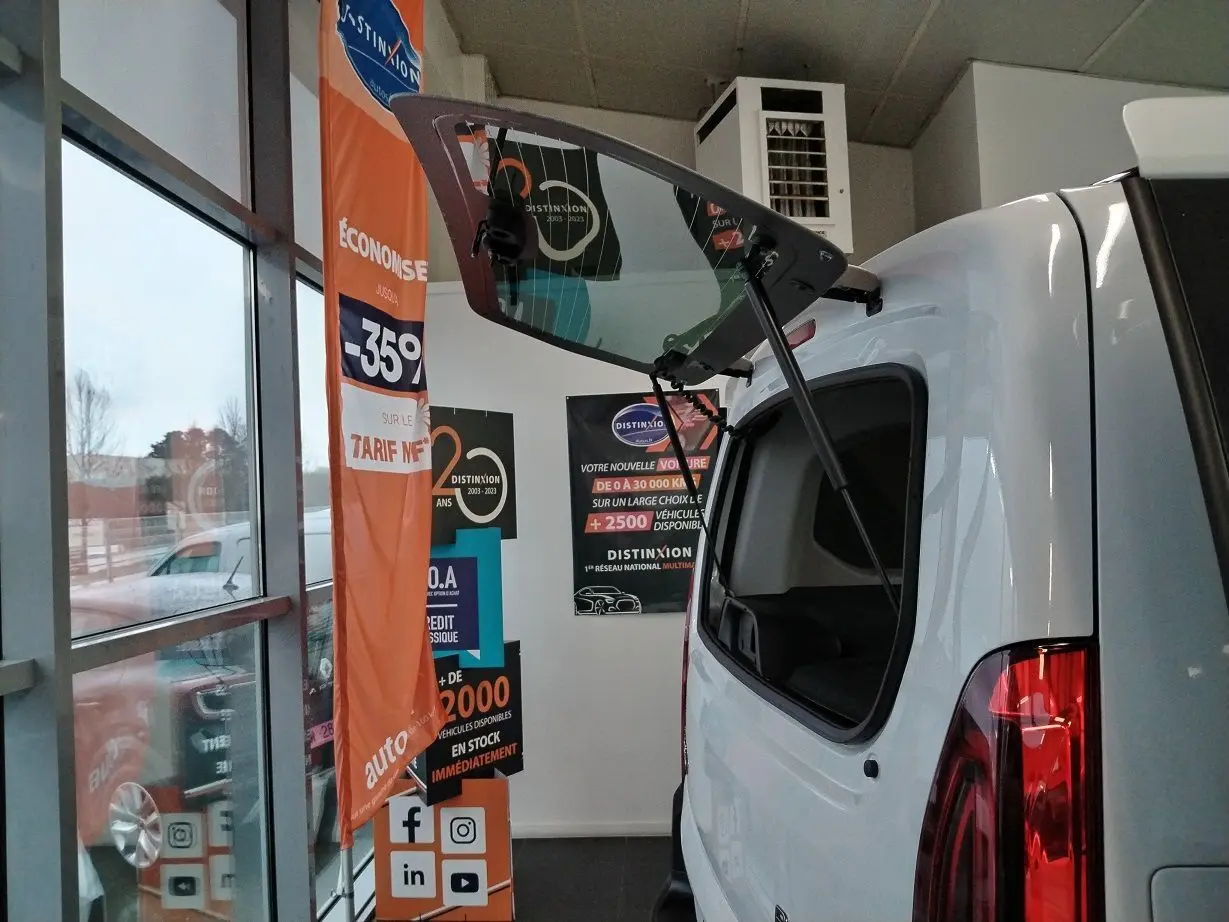 Vue arrière droite du Citroën Berlingo blanc 2025 avec hayon ouvert, montrant l’espace de chargement intérieur.