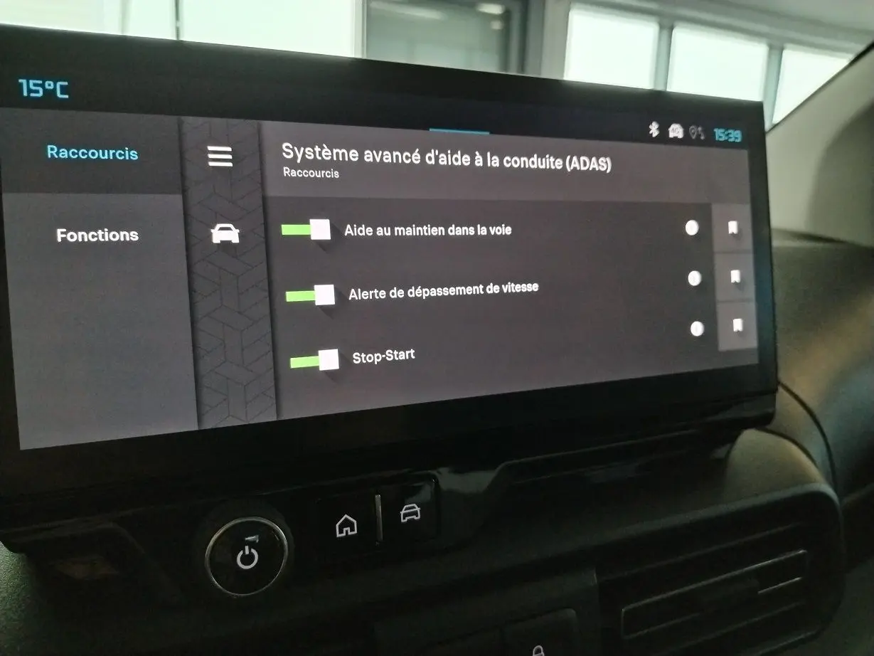 Écran tactile intérieur du Citroën Berlingo blanc 2025 affichant les options avancées d’aide à la conduite.