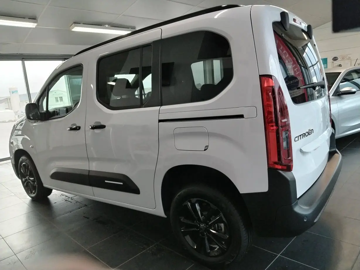 Vue 3/4 arrière droite du Citroën Berlingo blanc 2025 avec jantes alu noir Starlit et rails latéraux couleur carrosserie.