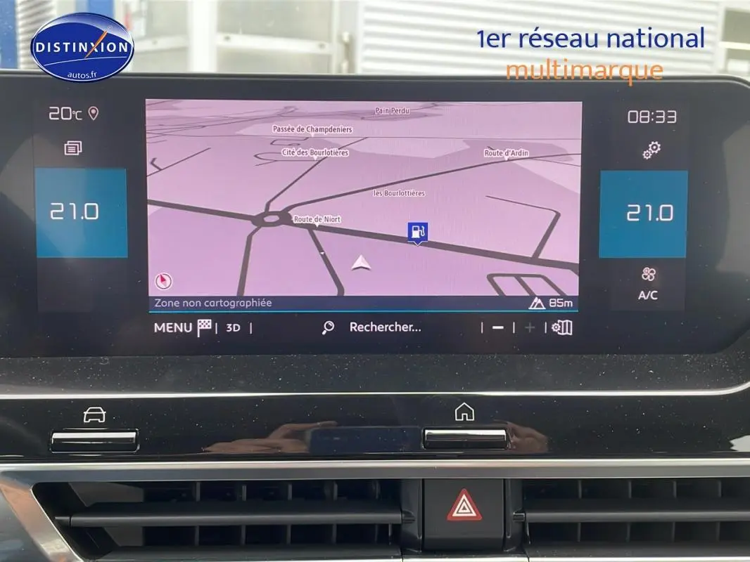 Écran tactile central du tableau de bord de la Citroën C4 2022 affichant le GPS et la climatisation automatique à 21°C.