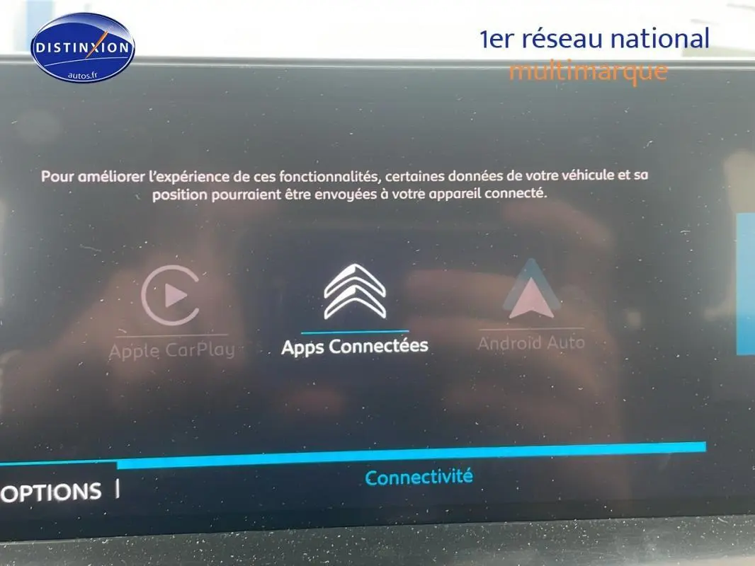 Écran tactile intérieur de la Citroën C4 blanc 2022 montrant les options Apple CarPlay, Apps Connectées et Android Auto.